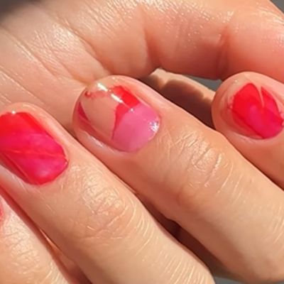 Έχεις βάψει ποτέ τα νύχια με νερό; Τα water marble nails είναι το νέο trend του καλοκαιριού