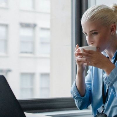 Πολλές ώρες δουλειάς σε υπολογιστή: Πώς να αποφύγεις πονοκέφαλο και πόνο στον αυχένα