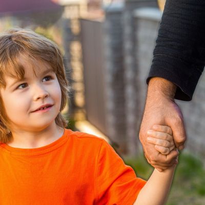 «Μη μιλάς σε αγνώστους» - Πώς προειδοποιούμε τα παιδιά για ανθρώπους που δεν γνωρίζουν