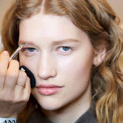 8 αδιάβροχα προϊόντα που θα κάνουν τα φρύδια σου να φαίνονται γεμάτα και μετά τη βουτιά στη θάλασσα