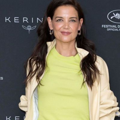 Η Katie Holmes δείχνει με θάρρος κοιλιακούς και ραγάδες