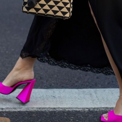 Βρες τα φούξια πέδιλα για να να υιοθετήσεις πανεύκολα το Barbiecore