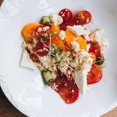 Το πιο νόστιμο salad bowl του καλοκαιριού με ντοματίνια και χαλούμι