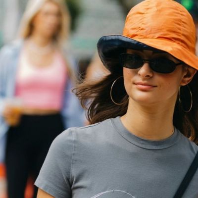 10 oversized t-shirts που θα φορέσουμε πάνω από το μαγιό μας