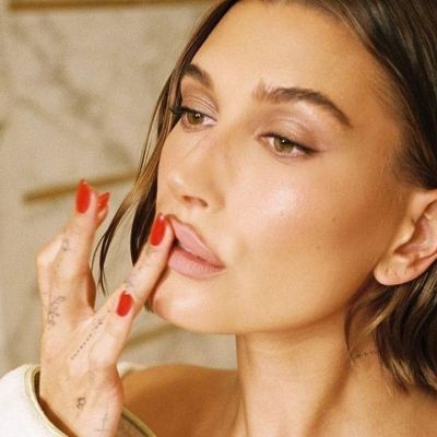 Το «strawberry makeup» είναι η νέα τάση του TikTok που υπόσχεται ένα άκρως καλοκαιρινό αποτέλεσμα