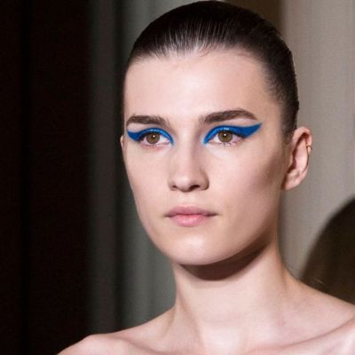 Το «μπλε eyeliner» είναι το χρώμα που θα φορέσουμε από τώρα μέχρι το φθινόπωρο