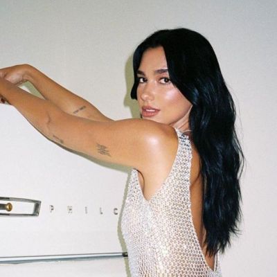 Γαλλικό στα νύχια; Κάντο όπως η Dua Lipa