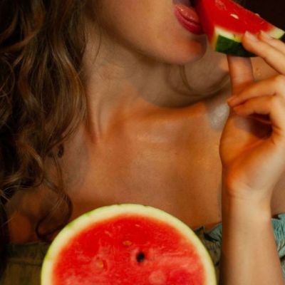 Οι 5 top τροφές που μας κάνουν να φαινόμαστε νεότερες και προλαμβάνουν τις ρυτίδες