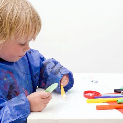 To tip της μαμάς: Πώς βγαίνει η κόλλα από τα ρούχα των παιδιών