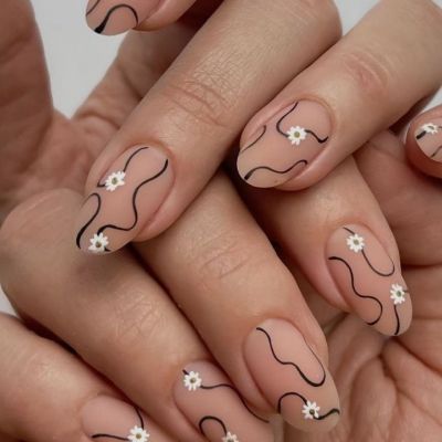 10 μαυρόασπρα μανικιούρ για να αποχαιρετίσουμε τον Σεπτάμβριο