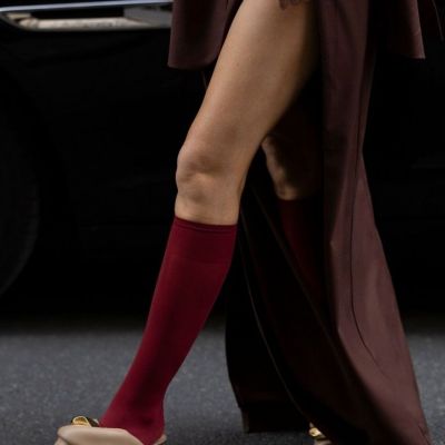 Knee high κάλτσες: Πώς έγιναν το πιο hot αξεσουάρ  του φθινοπώρου και όλοι οι τρόποι να τις φορέσεις