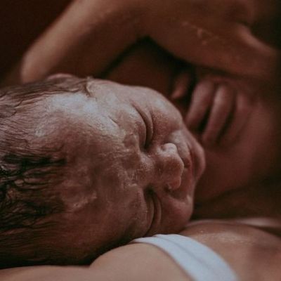 Τα στάδια του τοκετού μέσα από τον φακό μίας βραβευμένης φωτογράφου