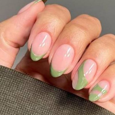 Olive green μανικιούρ: Η νέα τάση θα σε κάνει να βάψεις τα νύχια σου πράσινα