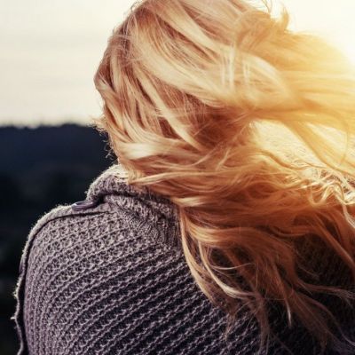 Η διχαστική τάση που σαρώνει στο TikTok και τί σχέση έχει με την απώλεια μαλλιών