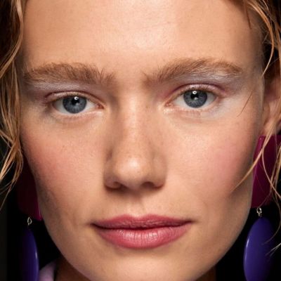 Ψάχνεις το ιδανικό ρουζ; Η μοβ απόχρωση ταιριάζει σε όλες τις επιδερμίδες