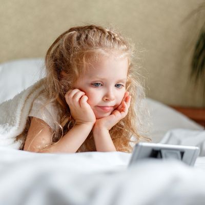 Οι οθόνες αλλάζουν τον παιδικό εγκέφαλο – Τι δείχνει νέα μελέτη