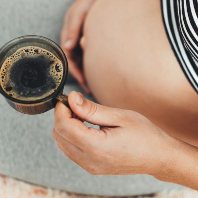 Ντεκαφεϊνέ καφές στην εγκυμοσύνη – Πόσο κάνει να πίνετε