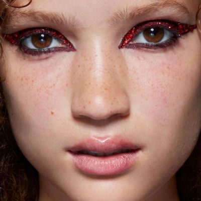 Glittery smokey eye! 3 μακιγιάζ πoυ ταιριάζουν με όλα τα festive looks