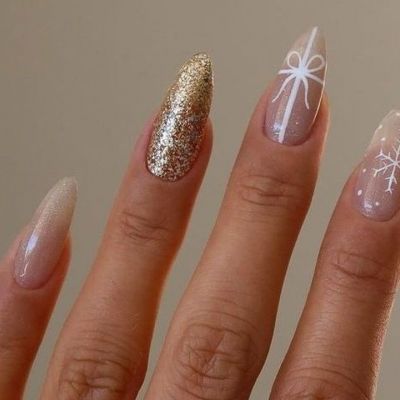 8 χριστουγεννιάτικα manicure θα γεμίσουν με λάμψη τα cozy looks της σεζόν