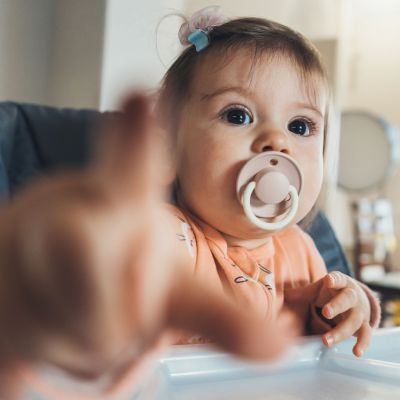 Πότε μαθαίνουν τα μωρά να δείχνουν, να χαιρετούν και να παίζουν παλαμάκια