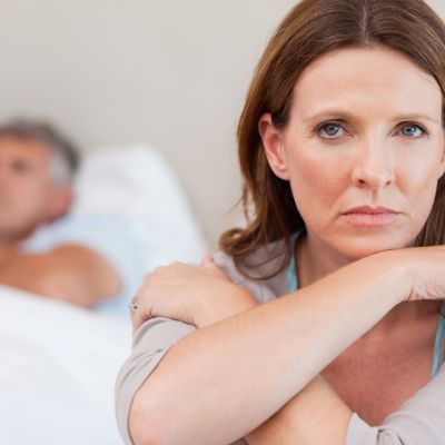 Eμμηνόπαυση: Η χορήγηση ορμονών βελτιώνει την ερωτική επιθυμία;