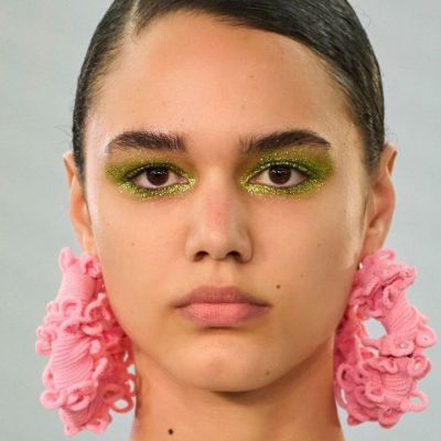 Πράσινη σκιά: Το χρώμα αυτό θα απογειώσει τα γιορτινά looks σου