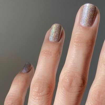 6 glitter nails για να κάνεις μόνη σου το festive manicure