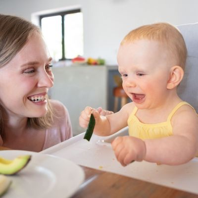 Πότε μπορεί το μωρό να καθίσει στο καρεκλάκι φαγητού;