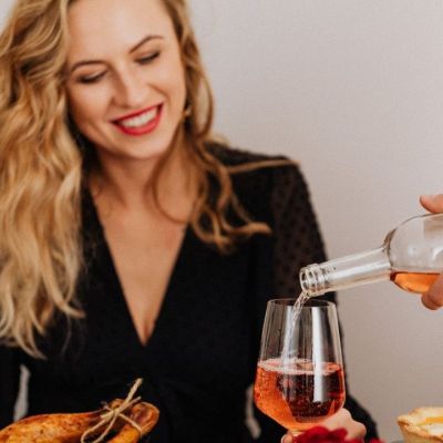 Το έξυπνο tip για να αποφύγεις το φούσκωμα που προκαλείται από το φαγητό & το ποτό των Χριστουγέννων