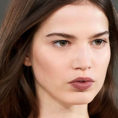 Γιατί πρέπει να προσθέσετε το καφέ κραγιόν στο μακιγιάζ σας