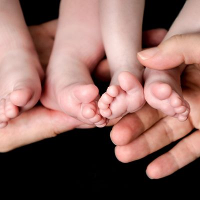 Γονείς απέκτησαν δίδυμα, που είχαν καταψυχθεί 30 χρόνια πριν (vid)