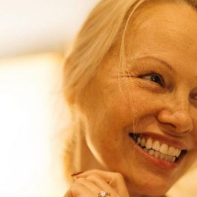Η Pamela Anderson ποζάρει χωρίς ίχνος μακιγιάζ και νιώθει πιο απελευθερωμένη από ποτέ