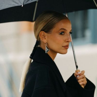 Βροχή και υγρασία; Πώς να αντιμετωπίσεις το φριζάρισμα στα μαλλιά σου