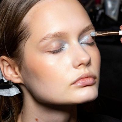 Η τάση από τα 90's κάνει το μακιγιάζ να φαίνεται «παγωμένο»