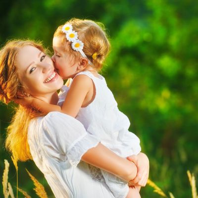 Η θεραπευτική δύναμη της μητρικής αγκαλιάς