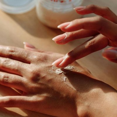 10 κρέμες χεριών για να καταπραΰνεις τα σκασμένα χέρια σου τώρα το κρύο