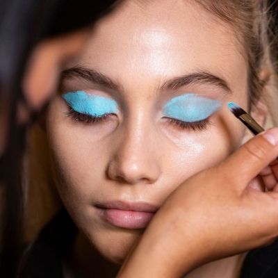 Aqua blue: Πώς θα ενσωματώσεις στo μακιγιάζ σου ένα από τα must χρώματα της χρονιάς