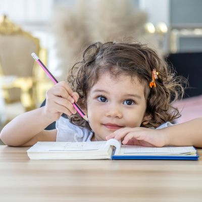 Μην πιέζετε το νήπιο παιδί σας να μάθει γραφή και ανάγνωση