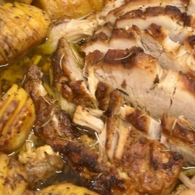 Χοιρινό μπούτι στο φούρνο με γλάσο: H συνταγή που θα λατρέψουν μικροί και μεγάλοι