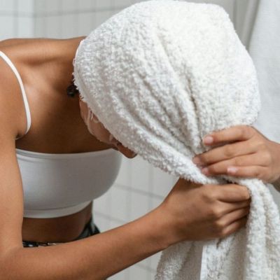 Η αλήθεια για το κάθε πότε πρέπει να λούζεσαι και πώς να «εκπαιδεύσεις» τα μαλλιά σου