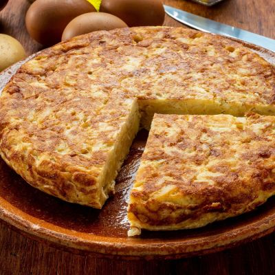Με 3 αβγά, 2 πατάτες, τυρί που λιώνει και μπέικον φτιάχνετε πατατόπιτα στο λεπτό