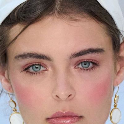 3 σημεία που μπορείς να εφαρμόσεις το ρουζ για πιο νεανική όψη της επιδερμίδας