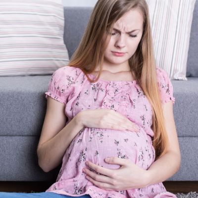 Πόνοι και τραβήγματα στην κοιλιά κατά την εγκυμοσύνη: Πού οφείλονται;