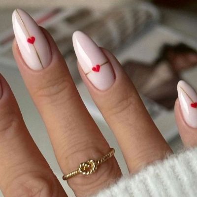Valentine’s Day: 10 μίνιμαλ manicure που θα θες να τα κάνεις