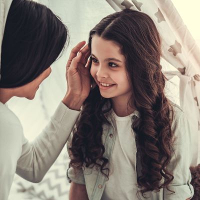 Θετικές φράσεις που πρέπει να λέτε στα παιδιά σας εάν θέλετε να μεγαλώσουν ευτυχισμένα