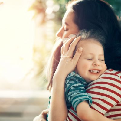 Αγκαλιάστε το παιδί σας ακόμα και όταν συμπεριφέρεται άσχημα