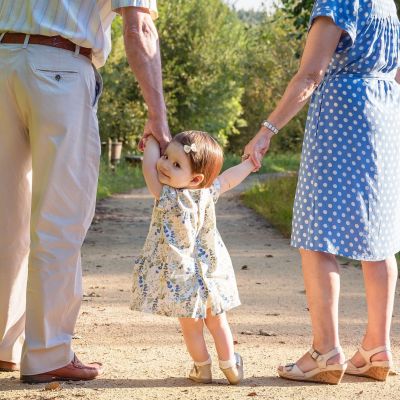 Γιαγιά και παππούς: Η παρουσία τους ωφελεί την ψυχική υγεία των μαμάδων