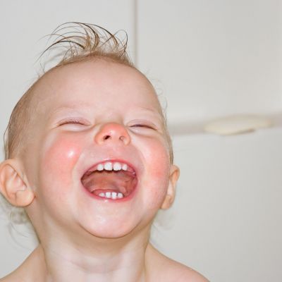 Πότε ένα μωρό αρχίζει να γελά