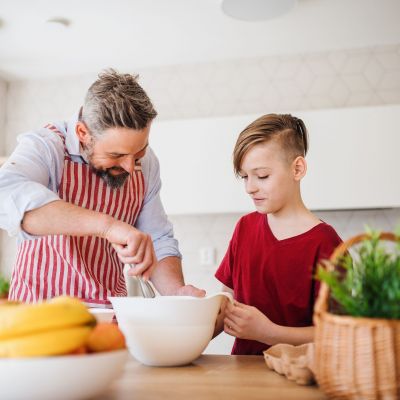 Φτιάχντοντας τηγανίτες μαζί με τα παιδιά και με την βοήθεια...πόστερ