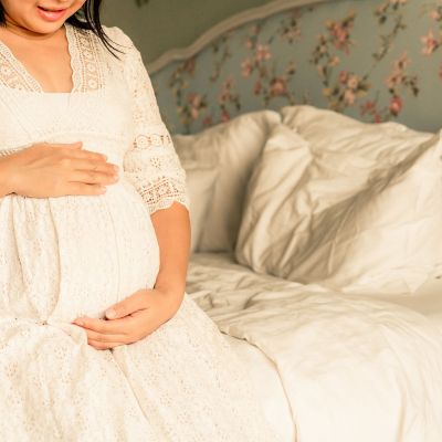 Καφέ υγρά στην αρχή της εγκυμοσύνης: Όλες οι πιθανές αιτίες